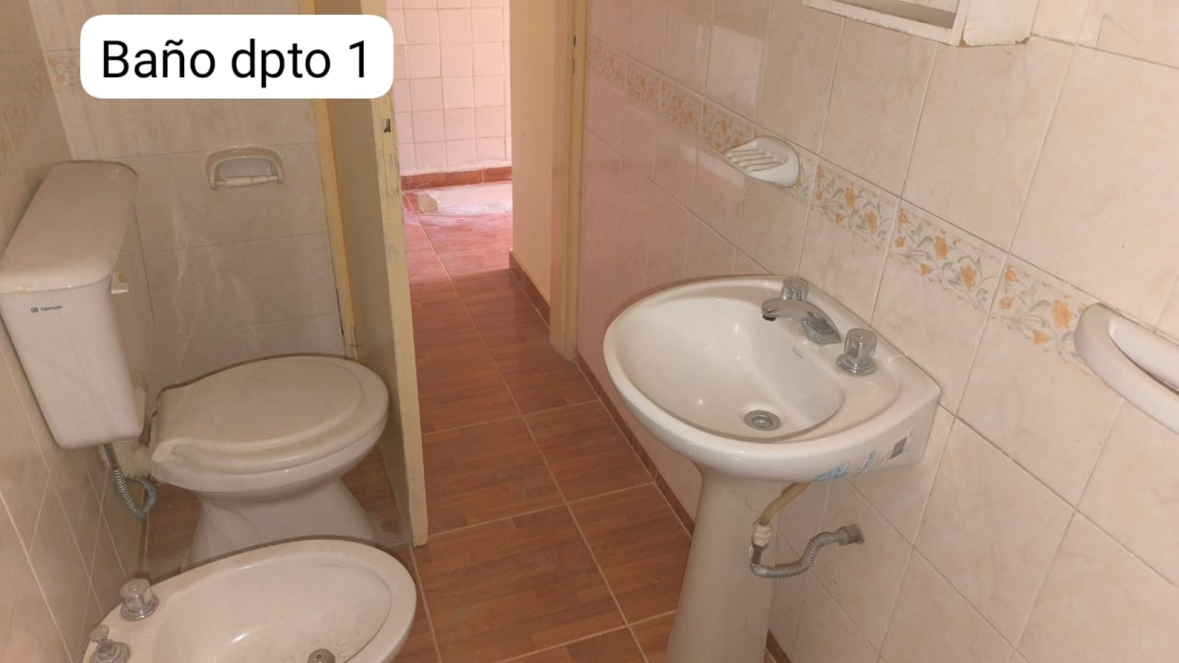 INVERSION UNICA!  2 propiedades al precio de una, Casa + 2 Deptos + 2 depositos y resto estructura semi cerrada p/galpones