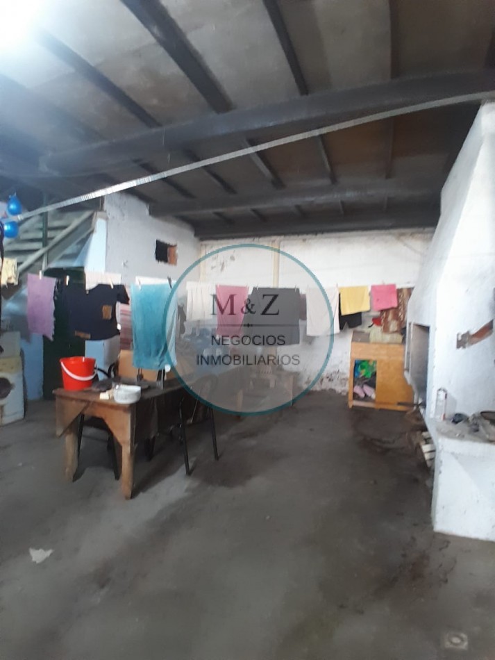 VENDE CASA ESQUINA CON GALPON Y DEPARTAMENTO