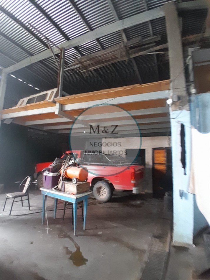 VENDE CASA ESQUINA CON GALPON Y DEPARTAMENTO