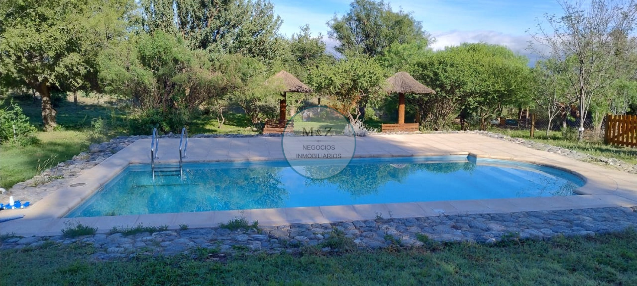 VENDE CASA Y 4 CABAÑAS EN SIERRAS MARIANAS VILLA DE LA QUEBRADA